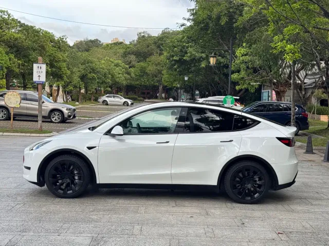 Tesla Model Y — Фото автомобиля 5