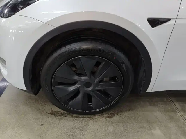 Tesla Model Y — Фото автомобиля 22