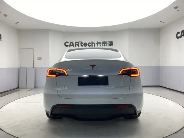 Tesla Model Y — Фото автомобиля 6