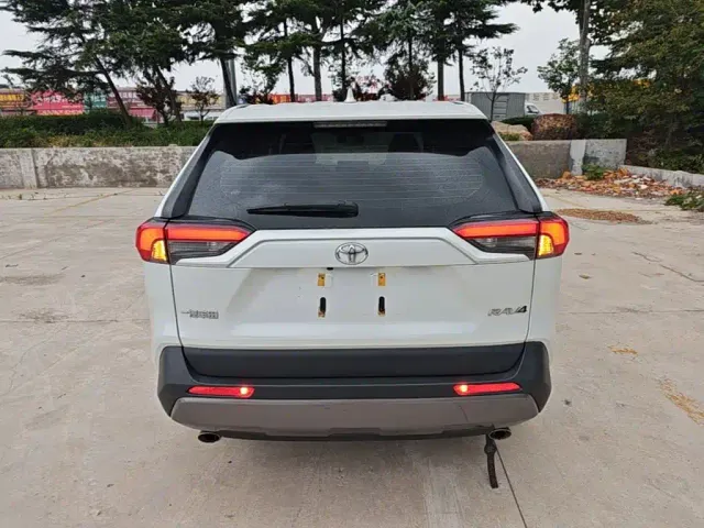 Toyota RAV4 — Фото автомобиля 5