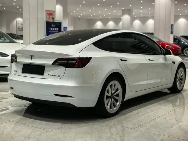 Tesla Model 3 — Фото автомобиля 4