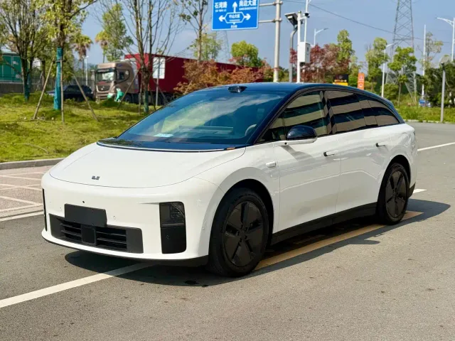Фотография автомобиля — Li Auto i6