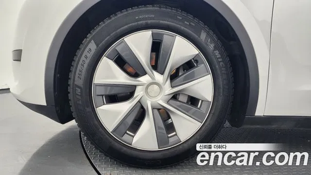 Tesla Model Y — Фото автомобиля 5