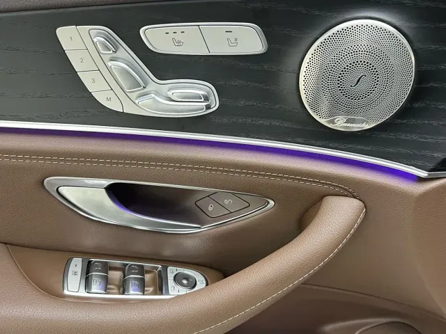 Mercedes-Benz E-Class — Фото автомобиля 20