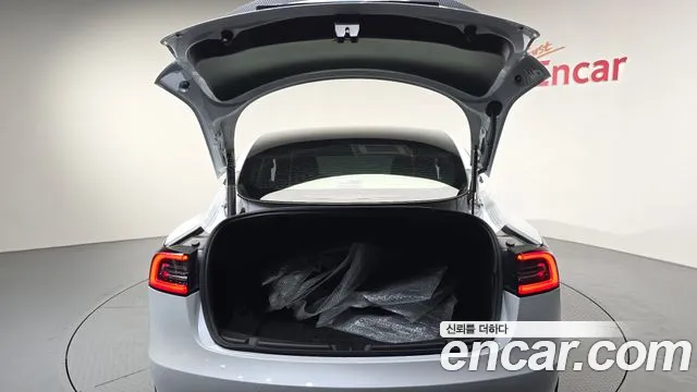 Tesla Model 3 — Фото автомобиля 20