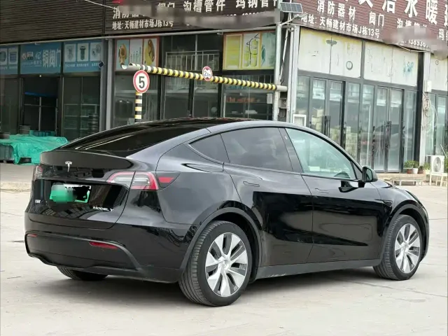 Tesla Model Y — Фото автомобиля 4
