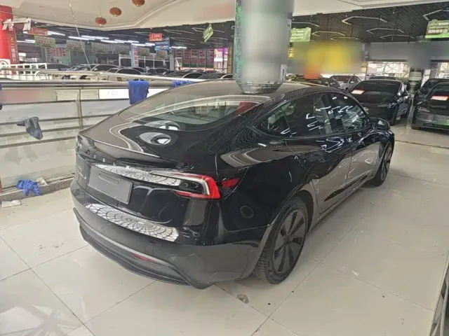 Tesla Model 3 — Фото автомобиля 6