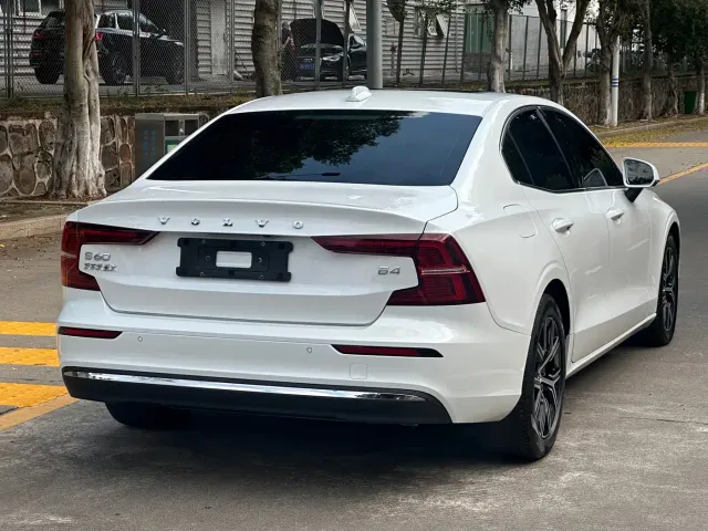 Volvo S60 — Фото автомобиля 4