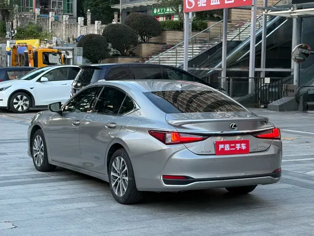 Lexus ES — Фото автомобиля 9