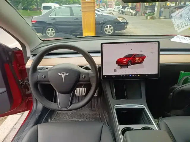 Tesla Model 3 — Фото автомобиля 9
