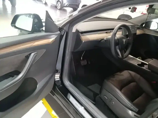 Tesla Model Y — Фото автомобиля 15