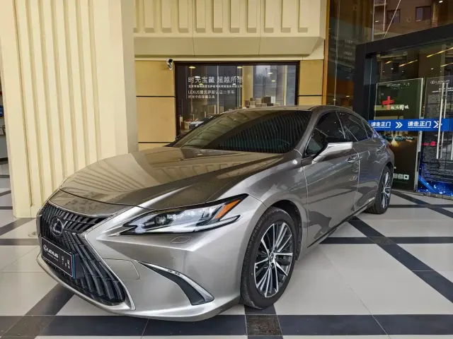 Фотография автомобиля — Lexus ES