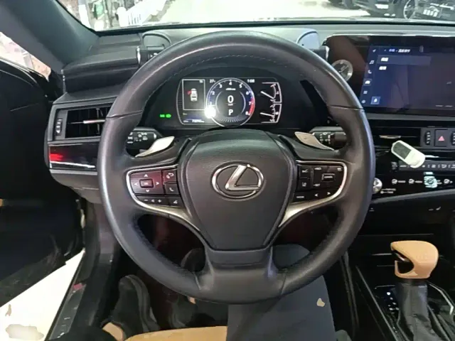 Lexus ES — Фото автомобиля 10