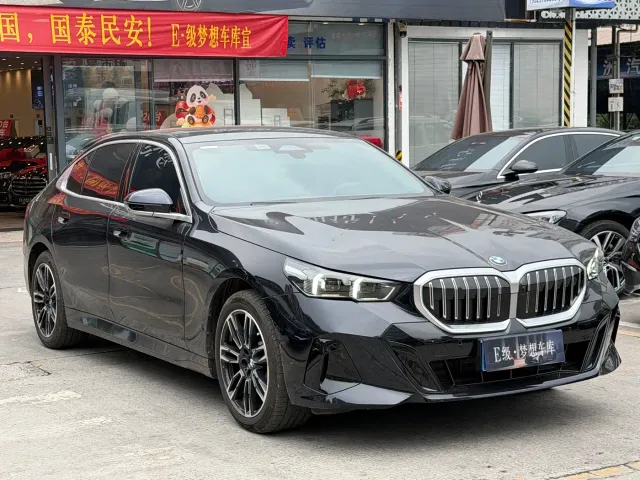 BMW 5 Series — Фото автомобиля 2