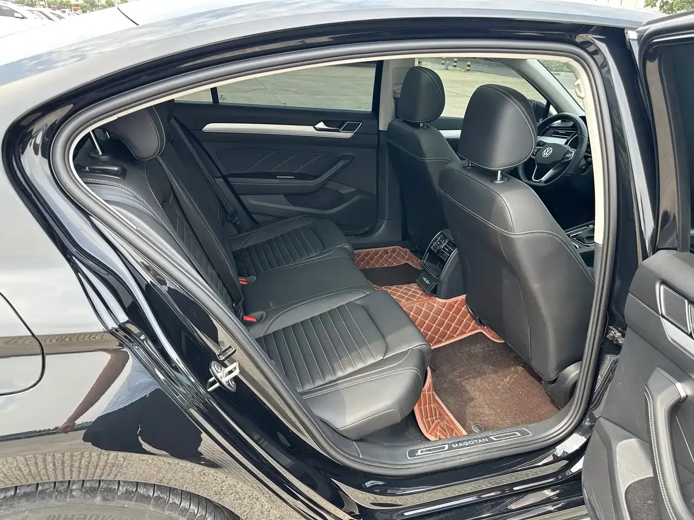Volkswagen Magotan 2023 Model 2 Million Units Commemorative Edition 280TSI DSG Leading Version — Фото автомобиля 17