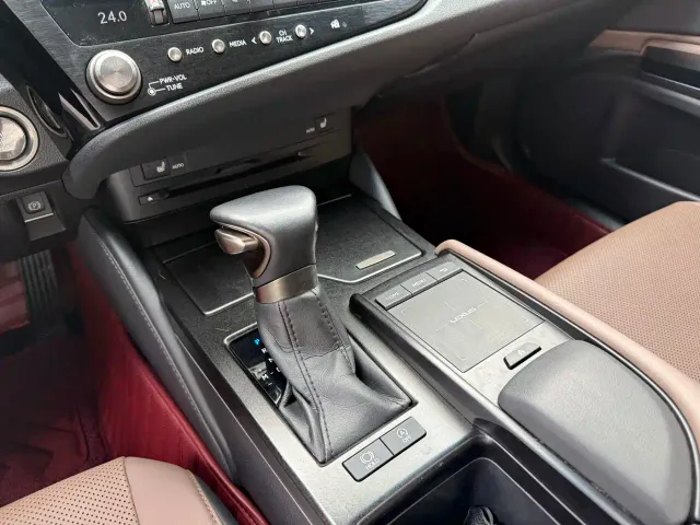 Lexus ES — Фото автомобиля 16