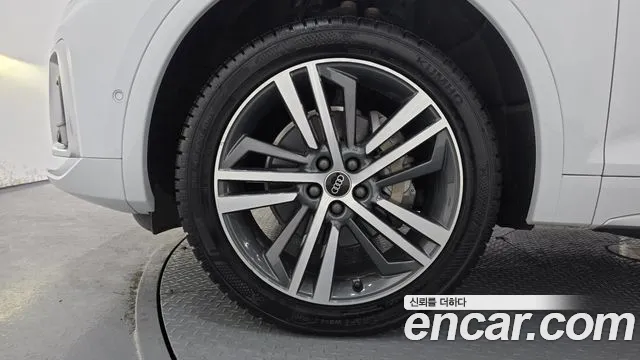 Audi Q5 45 TFSI quattro Premium — Фото автомобиля 5