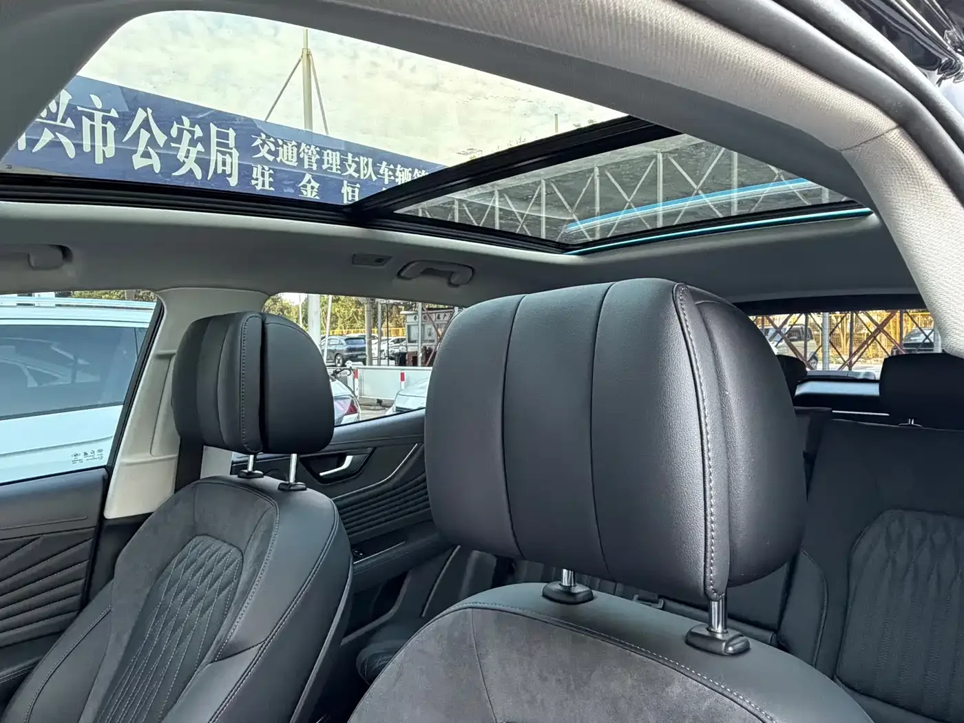 Hongqi Hongqi HS5 2023 2.0T Flag Enjoy Pro Edition — Фото автомобиля 25