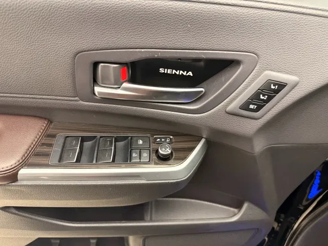 Toyota Sienna — Фото автомобиля 9