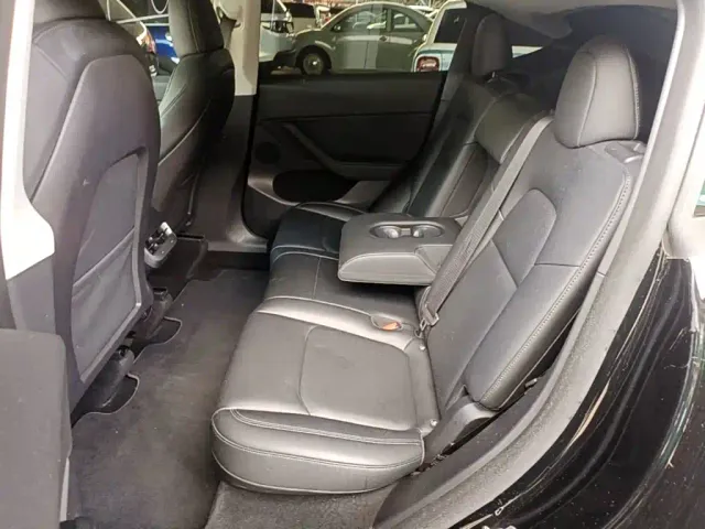 Tesla Model Y — Фото автомобиля 16
