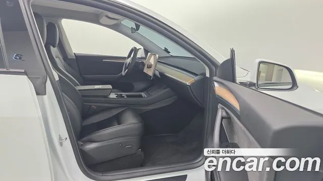Tesla Model Y — Фото автомобиля 16