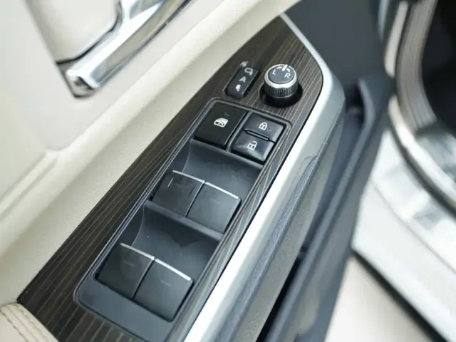 Toyota Granvia 2022 2.5L Hybrid Noble Edition — Фото автомобиля 10