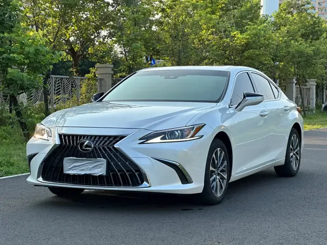 Фотография автомобиля — Lexus ES