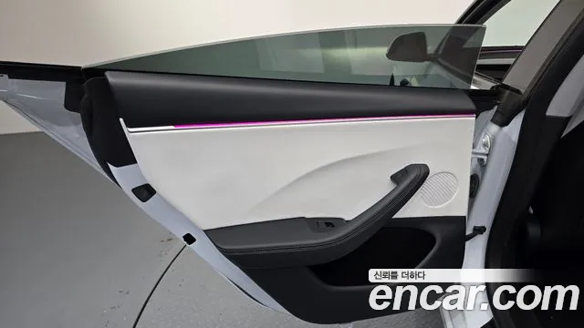 Tesla Model 3 — Фото автомобиля 24