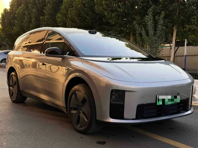 Li Auto Li i8 2025 Standard Edition — Фото автомобиля 3