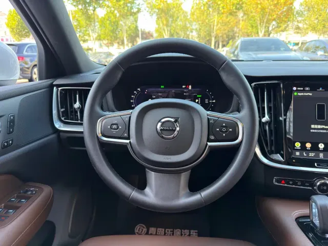 Volvo S60 Plug-in Hybrid — Фото автомобиля 12