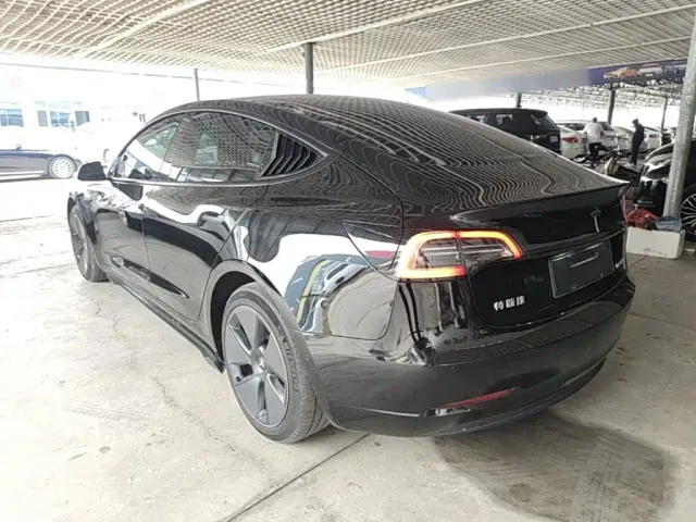Tesla Model 3 — Фото автомобиля 4