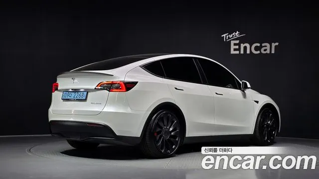 Tesla Model Y — Фото автомобиля 2