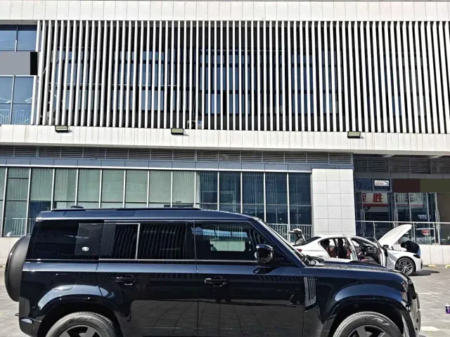 Land Rover Defender — Фото автомобиля 3