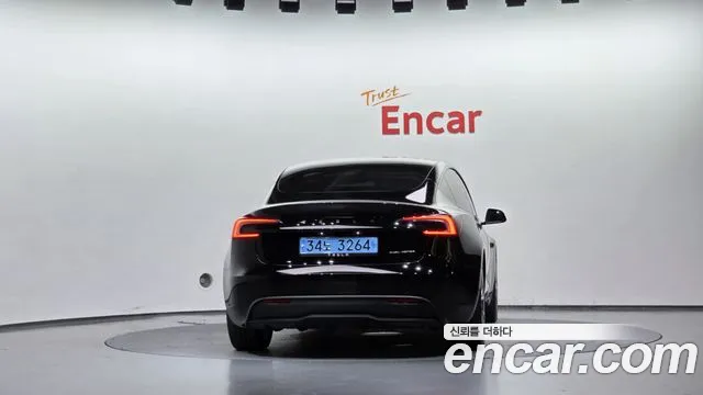 Tesla Model 3 — Фото автомобиля 4