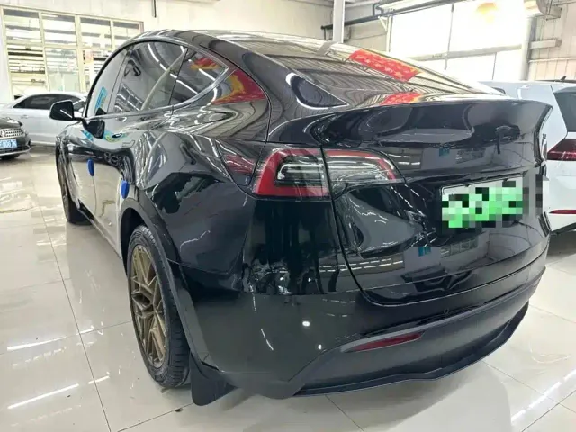 Tesla Model Y — Фото автомобиля 8
