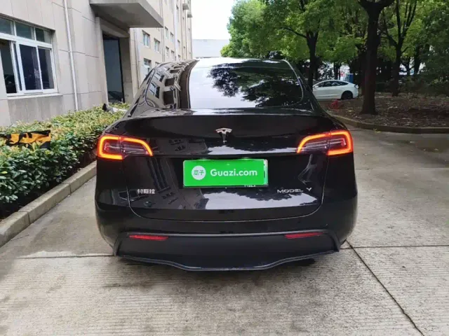 Tesla Model Y — Фото автомобиля 5