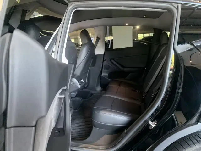 Tesla Model Y — Фото автомобиля 6