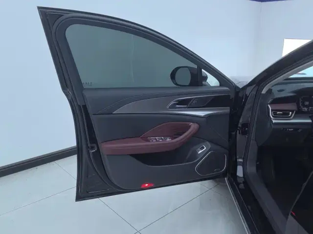 Hongqi H5 — Фото автомобиля 7