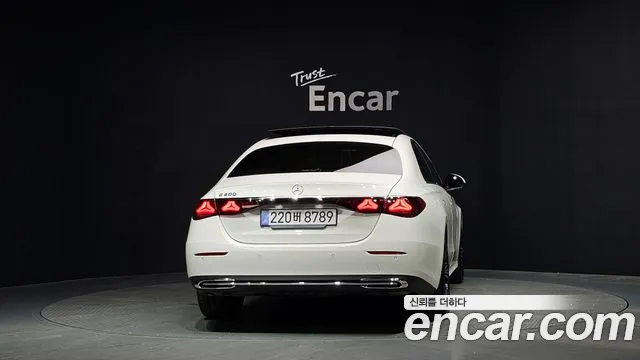 Mercedes-Benz E-Class — Фото автомобиля 4