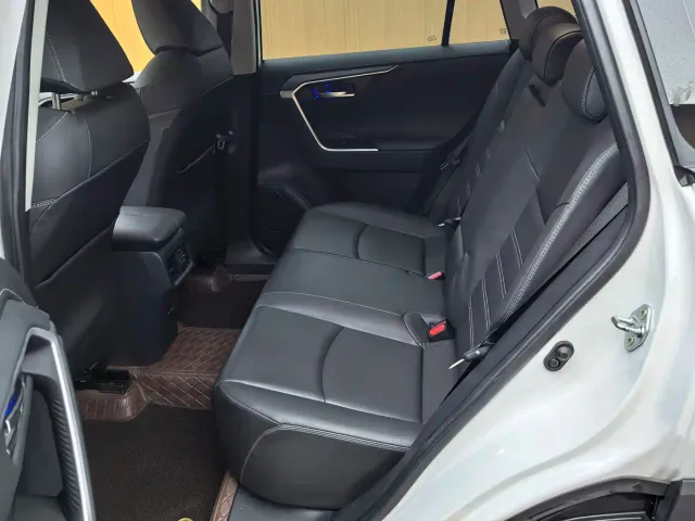 Toyota RAV4 — Фото автомобиля 8