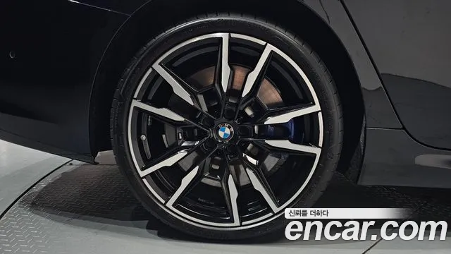 BMW 8 Series G15 — Фото автомобиля 21