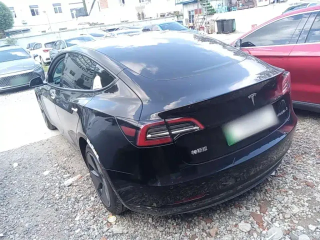 Tesla Model 3 — Фото автомобиля 4