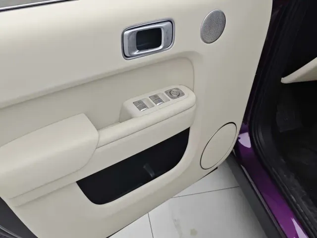 Li Auto L8 — Фото автомобиля 11