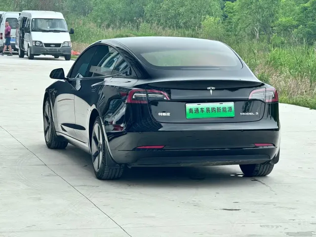 Tesla Model 3 — Фото автомобиля 10