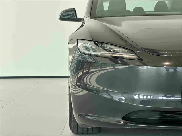 Tesla Model 3 — Фото автомобиля 9