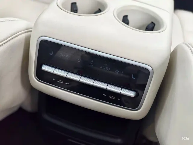 Li Auto L8 — Фото автомобиля 11