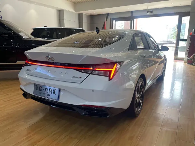 Hyundai Elantra — Фото автомобиля 12