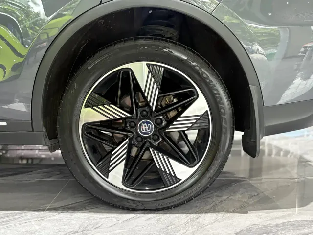 BYD Tang — Фото автомобиля 26