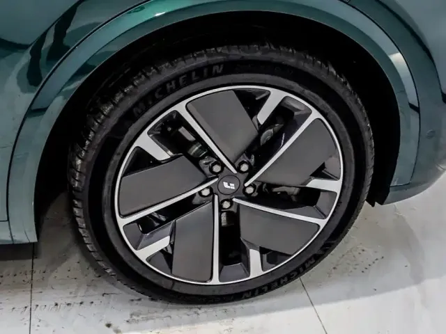 Li Auto Li L8 2025 Max Smart Renewal Edition — Фото автомобиля 8