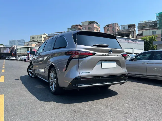 Toyota Sienna — Фото автомобиля 4